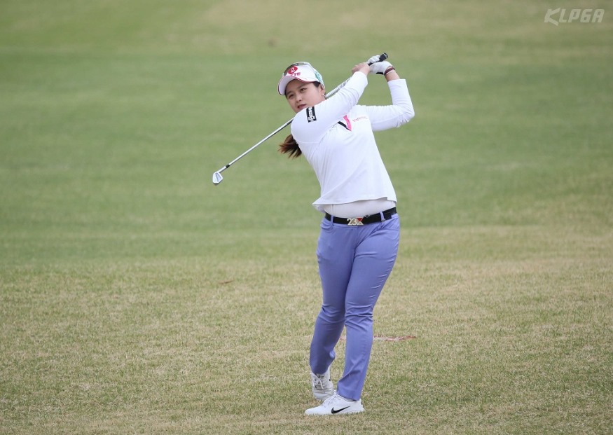 최혜진  1번홀 세컨드샷 날리고 있다.jpg